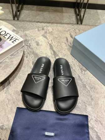 Prada 普拉达春夏情侣款经典款拖鞋 最新走秀系列，经典升级 舒适度与时髦度并存 每个颜色搭配都好看，设计搭配不同风格需求 鞋面：定制面料 内里: 定制内里 - 点击图像关闭