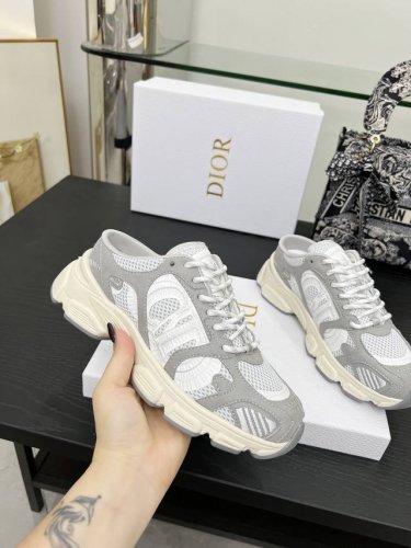 这款Dior Chrono 运动半拖鞋以Dior 的高订风格重新演绎跑步鞋。灰色网眼织物搭配同色调绒面牛皮革镶片，侧面的Cd标志、鞋舌上的星星补丁和鞋跟的Dio