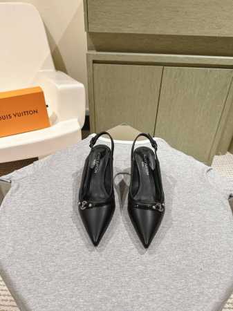 路易威登 225 Lv Cruise女鞋 早春新款绝美尖头小跟鞋这一季太让人惊喜了，时尚界久违的极简之美，多巴胺配色毫不费力的优雅风来袭时髦精致绝美穿上就是仙飘 - 点击图像关闭