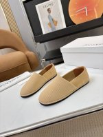 price: 品 牌：Jwanderson 25S早春新款，简单的绒布，精心的设计和修剪，带着青春的纯粹与懒散，整体鞋子所展现的是一种温柔，润物细无声的舒适感，