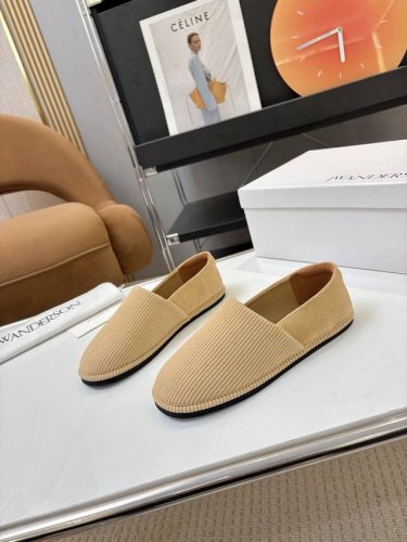 price: 品 牌：Jwanderson 25S早春新款，简单的绒布，精心的设计和修剪，带着青春的纯粹与懒散，整体鞋子所展现的是一种温柔，润物细无声的舒适感，