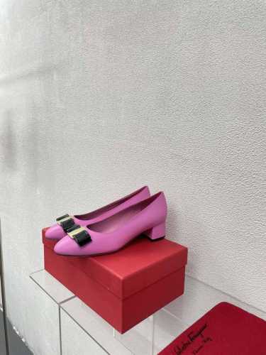 小羊皮 舒适 拼色 平底蝴蝶结 经典五金扣件 鎏金工艺 Ferragamo 玫红色24 菲拉格慕 平底鞋拖鞋 今期高频曝光 人对Fam刮目相看加上各路明星 更加