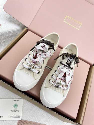 飞机盒版本 普通版本代购级Miumiu25年最新走秀款拼色帆布鞋 经典升级 舒适度与时髦度并存经典黑白款百搭软底软面设计♀透气性好，随便怎么穿都好看，设计搭配不
