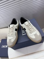 dior迪奥 最新B01系列 情侣款德训鞋 休闲鞋 采用进口牛皮革精心制作 鞋舌和内部侧面饰以 Dior 标志 鞋后跟饰以 Cd 标志 搭配橡胶鞋防滑大底 点缀