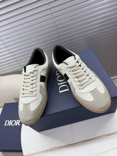 dior迪奥 最新B01系列 情侣款德训鞋 休闲鞋 采用进口牛皮革精心制作 鞋舌和内部侧面饰以 Dior 标志 鞋后跟饰以 Cd 标志 搭配橡胶鞋防滑大底 点缀