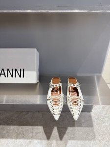 ganni 小众潮牌 25Ss春夏新款 系带 芭蕾舞鞋 对Gann的德比鞋一见钟情 念念不忘必有回响 出了经典黑白色又出了这个红色 鞋底比较薄 后脚那里做了褶皱