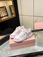 miumiu新款擦色脏脏小白鞋依旧经典时尚简约的格板设计！品质灰常牛！Miumiu 擦色脏脏小白鞋，前卫大胆的MiuMiu风格融于此款漂白皮革运动鞋的简约线条，