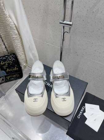 CHANEL 香奈儿小香经典休闲玛丽珍面包鞋完全原版一比一复刻打造 版型超级正 最新时尚的设计 上脚又酷又时髦鞋面选用 牛皮材质.内里材质：纯羊皮，双层加厚耐磨 - 点击图像关闭