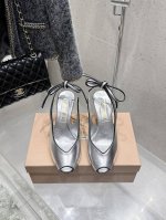 出厂 Miumiu缪缪25春夏新款复古高跟鱼嘴凉鞋！春夏清新配色曲线优美，小猫跟后空凉鞋 日常穿搭都很搭鞋边有专属标识性Logo格调，上脚尽显优雅魅力！ 鞋面采