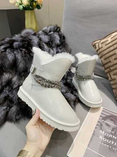 Ugg雪地靴，皮面皮毛一体，金属链条装饰，时尚大方，做工精致，35-40码