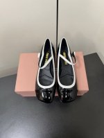 Miu Miu 缪缪 2025早春新品钮扣粗跟玛丽珍专柜主打最新走秀款 蝴蝶结复古玛丽珍粗跟单鞋火爆上新！ 缪家高货 顶级工艺打造精品质感 无敌舒适 绝对是一见