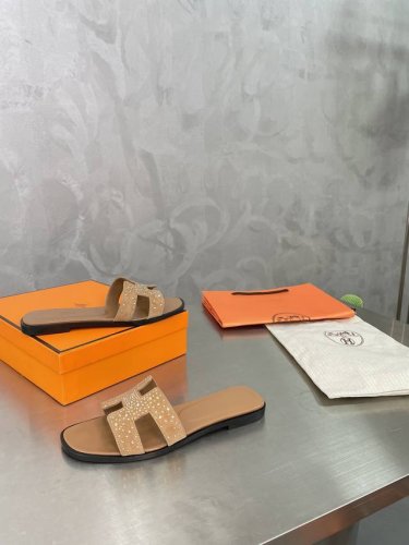 高定版 H家新款奥钻水晶平底拖鞋 万年经典H拖 这个夏天依旧奢华上市 施华洛世奇水钻 手工镶嵌 颜值过分美丽 进口牛津皮料 涂边工艺 意大利真皮大底 高定版本