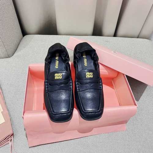 工厂直销中跟 Miumiu 缪缪24Ss秋冬走秀秀 今年最值得入手的单鞋 ！超多网红明星上脚 Miumiu今年秋冬确实泰酷辣 秋冬限定款 专柜非常难买 脚感超赞