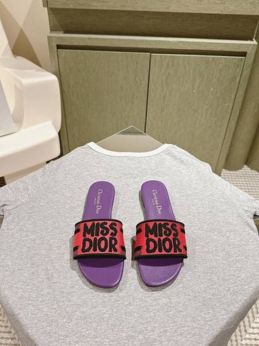 迪奥 Miss Dior系列平底拖鞋 字母刺绣Logo拼色一字拖鞋 1 专柜同步最新配色夏季胶囊系列立体刺绣度假字母拖升级版 美爆的全新系列 暴走利器原Ban开