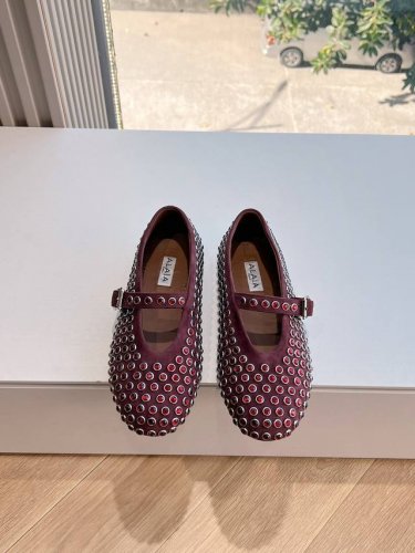 原版购入法国一线奢侈品牌Alaia 阿莱亚24Ss法式仙女芭蕾舞平底跳舞鞋，Alaia品牌源自其创始人，Azzedine Alaia是上世纪80 年代“超紧身性