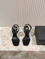 ysl圣罗兰女神高货绝绝子专柜最新系列新品！ ★顶级代购版本 超精致一比一零离距打造！用最好料材打造最好鞋子！ 五金华丽扣方头 细高跟 利落、经典永恒的设计线条
