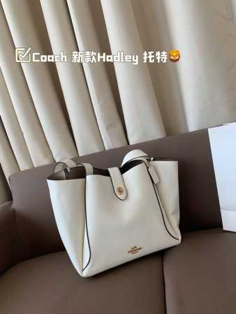 Coach 新款Hadley 托特，质感爆棚 談。超级能装，实用性拉满。恰逢长沙海信8周年店庆，二字开头即可入手，简直太划算啦！集美们，赶紧冲呀，这个秋冬就背它 - 点击图像关闭