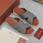 Loro Piana Tomori Sabot情侣款拖鞋 这款这款鞋履采用柔软的绒面牛皮革制成，质感丰富，通过loropiana标志性精湛手工技艺精制而成。以潜
