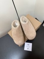 UGG 新款秋冬卷毛小土豆穆勒鞋 慵懒随性的代表 版型与品质是市场独一无二的 款式真的很高级 这下真的狠狠入坑了～ 材质：牛反毛面料，羊卷毛内里，原版成型大底！