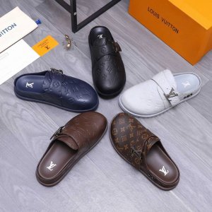 商品商标：Lv [路易威登] 半拖拖鞋 正码.码数: 38-45 商品材料：精选 经典压纹牛皮鞋面 脚背皮里 原版大底