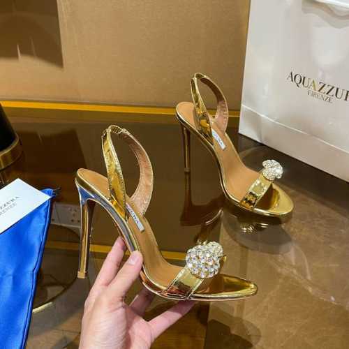 Aquazzura 新款凉鞋 面料采用原版定制牛皮制成，饰有闪闪发光的施华洛奇水钻水晶球，简单大气的设计。适合派对的设计适用各种套裙，连衣裙晚礼服，夜场各种款式