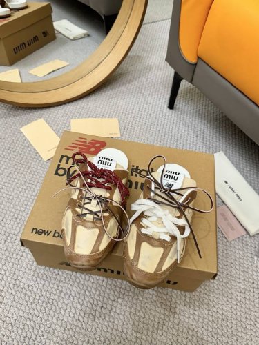 工厂p批p Miu Miunew Balance 联名系列运动鞋、各大品牌都热衷于跨界联名、缪缪这次联名诚意满满非常有亮点鞋面高丝光拼接、做旧毛边设计、复古又叛