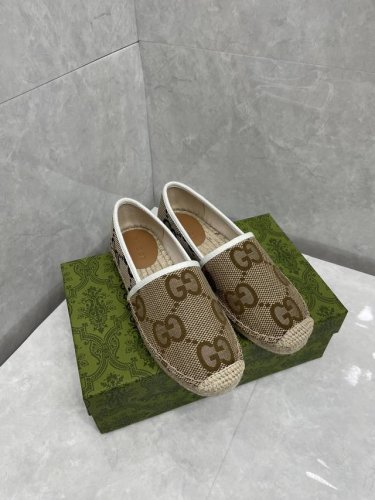 P210 新款Gucci 女士Gg麻底鞋 材料、纹理和图案相结合，在整个系列中营造出温暖的天气感觉。这双麻底鞋采用编织绳索鞋底，采用粉色 Gg 帆布制成。 Gg