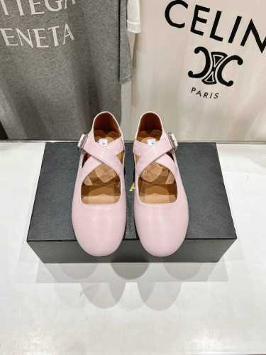 高版本出厂 独家新品 Alaia 阿莱亚24ss 走秀款平底芭蕾舞鞋 最近超火的一款平底鞋 章小蕙同款 甜酷芭蕾风 人气超高的一款芭蕾舞鞋，浪漫又迷人 舒适百搭