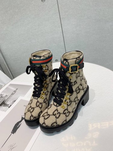出厂价pp： 女装女鞋 运动原单新版古奇Gucci 热卖7寸靴 新款Gg花呢材质的粗跟踝靴 非常好搭配网红都纷纷上脚引领最新时尚潮流。跟高6Cm 内里：进口头层