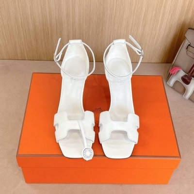 7Cm组图 空面出厂价p Hermes 爱马仕 Joy 70高跟凉鞋 时尚又百搭 搭配H鞋头 超级舒服 每个细节都做到极致 搭配同色调标志性纯鞋扣 设计简约流畅