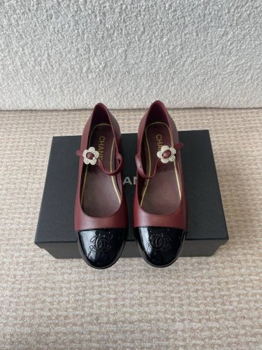 chanel小香 25Ss 春夏鞋头电绣双C Logo点缀，玛丽珍 粗跟单鞋 宛如女神脖子上的项链，上脚包裹性非常好，上脚跟显瘦，真的是超级精致！ 复古的玛丽珍
