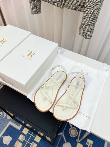 the Row 25Ss 新款细带平底凉鞋 细带凉鞋只服The Row 一如既往的简单，超强设计感，线条简洁流畅 虽然没有过多的元素点缀，只有两根细带支撑鞋面，