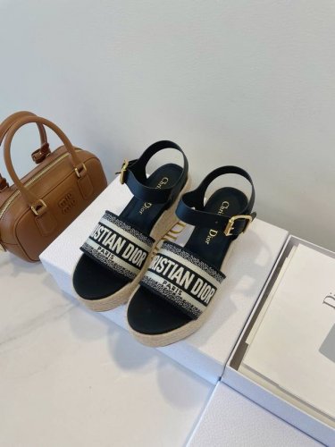 dior 迪奥 25 早秋 好温柔 精致新款 演绎别样风情 坡跟凉鞋 适合逛街单品 原版小牛皮面料 羊皮内里垫脚 对版模具Logo鞋底 防滑耐磨 size 35