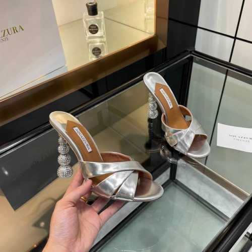 Aquazzura 2024新款拖鞋 代购品质！！！原版开发的水钻高跟拖鞋，是走秀场上的璀璨明珠。水钻熠熠生辉，如同繁星坠落人间。原版开发的独特设计，彰显着与众