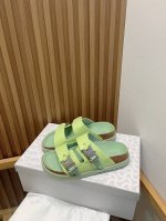 Birkenstock x Dior情侣款全球限量联名款，联名单品重新诠释 TOKIO 穆勒鞋和 MILANO 凉鞋这两款勃肯标志性单品，将实用功能与优雅风范相