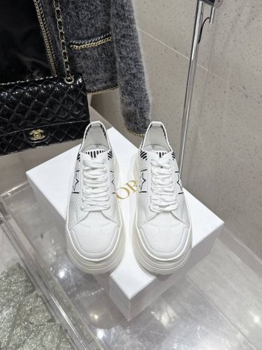 代购级 薄底款，厚底款 Dior 迪奥25春夏意Star 运动鞋为经典单品，经久不衰的设计别具一格。 采用白色网眼织物精心制作，侧面饰以黑色 Cd 标志和星星图
