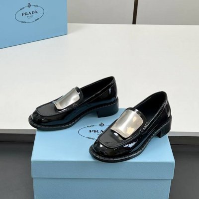 高版本 漆皮 2025新款 prada 普拉达走秀新款金属Logo小皮鞋、乐福鞋 上脚无敌好看简直万种搭配， 随意穿搭拿捏的稳稳的，Hold的各种穿搭场合 简直