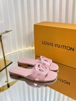 25 Ss全新升级 蜥蜴纹拖鞋更显个性 本款 Lv Isola 平底凉拖采用柔软牛皮革，令宽幅鞋面呈现镂空 Lv Circle 标识，追寻跨越时间的经典格调。多