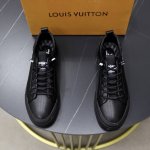 出厂价Pp： 品牌：Lv路易威登 标准码：38-44 45订做 等级：官网同款 材料：原版材料拼接 舒适透气内里 轻便耐磨运动大底 款式类别：男士时尚休闲鞋 跑