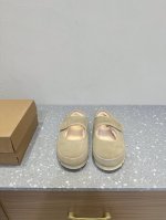 UGG 油叽叽 秋冬新款 玛丽珍 毛毛拖鞋 棉鞋 真的是必须人手一双！慵懒随性的代表 穿搭上脚真的很高级 上脚包裹感超nice 很舒服，懒人必备，可以搭配衣柜里