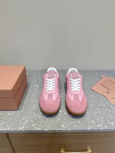 MiuMiu 24ss 秋冬新款 魔术贴 情侣 德训鞋 复古休闲鞋 最新款德训小白鞋，在找小白鞋还要复古的还要舒适的 还要那种德训鞋的可以看过来了 秋冬火爆款休