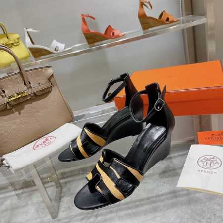坡跟系列』 原版马毛出厂价 将经典延续 Hermès 坡跟凉鞋新配色 爱马仕的坡跟凉鞋是我见过最简约最耐看最有气质的！！！任何风格都能hold住，7cm高度轻松 - 点击图像关闭