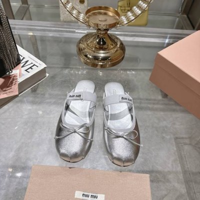 出厂 Miu Miu 25春夏蝴蝶结包头拖新款上新 个性小圆头非常百搭，时尚潮流 太适合我了，穿着不累脚 绝对入手不亏的一双！ 进口原版羊皮真丝面料，羊皮内里脚