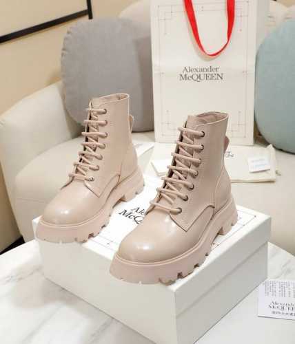 顶级版本 AlexanderMcQueen2024秋冬最新明星网红同款原版1：1品质复刻，官网走秀款火爆开售秋冬必备炸街款 设计风格注重层次感 轮廓感 流畅的线