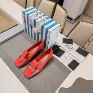 方头露舌皮饰金属扣头穆勒单鞋系列 顶级包装配套最高版本 PRADA 2025s普拉达春夏新品， 顶级版本 实力来袭！复古时尚普拉达公主糖果风格单鞋，少女必备 制