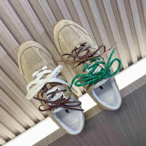 Miumiu x New Balance 联名款NB运动鞋~~ 这双与New Balance 联名情侣款运动球鞋，2024走秀场曝光、非常留行的美拉德配色平底鞋