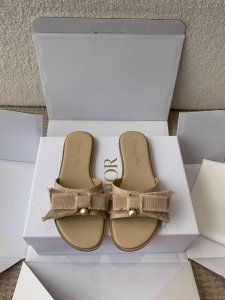 官网同步飞机盒 Dior 24Ss Cd家蝴蝶结珍珠 高跟拖鞋 Cd倾情呈献 Adiorable高跟鞋黑色流苏罗缎鞋面尽显时尚格调 J点缀以白色珠饰及蝴蝶结 为