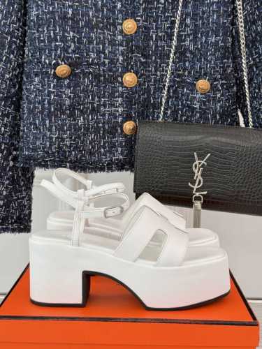 厂价 Hermès 爱马仕经典H厚底凉鞋依旧是永恒经典的H造型 极约复古的设计 浓厚的异域风情厚底在拉长腿方面真的yyds百搭舒适 上脚秒变大长腿！面料采用进口