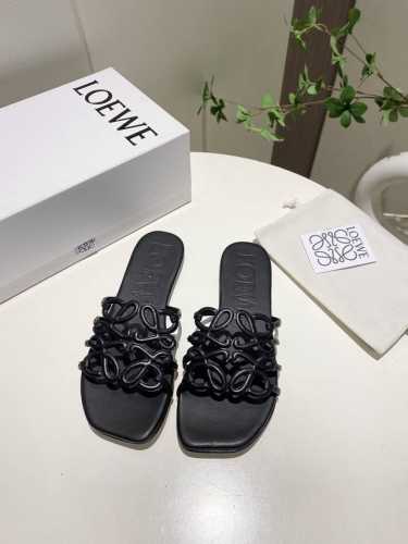 2025最新罗意威Loewe ，夏季限定镂空拖鞋，上脚真的太美了！！！强烈推荐，超级懒人拖，明星博主同款！ 面料：进口羊皮 黑，白，杏，红，粉，五个色 里料:进