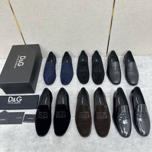 D&G Ariosto系列莫卡辛便鞋 绒面男士乐福鞋皮鞋 以全新版本创意呈现。电脑绣花D G皇冠Logo标志性标牌装饰别具一格。 风格优雅考究，鞋面电绣皇冠徽标